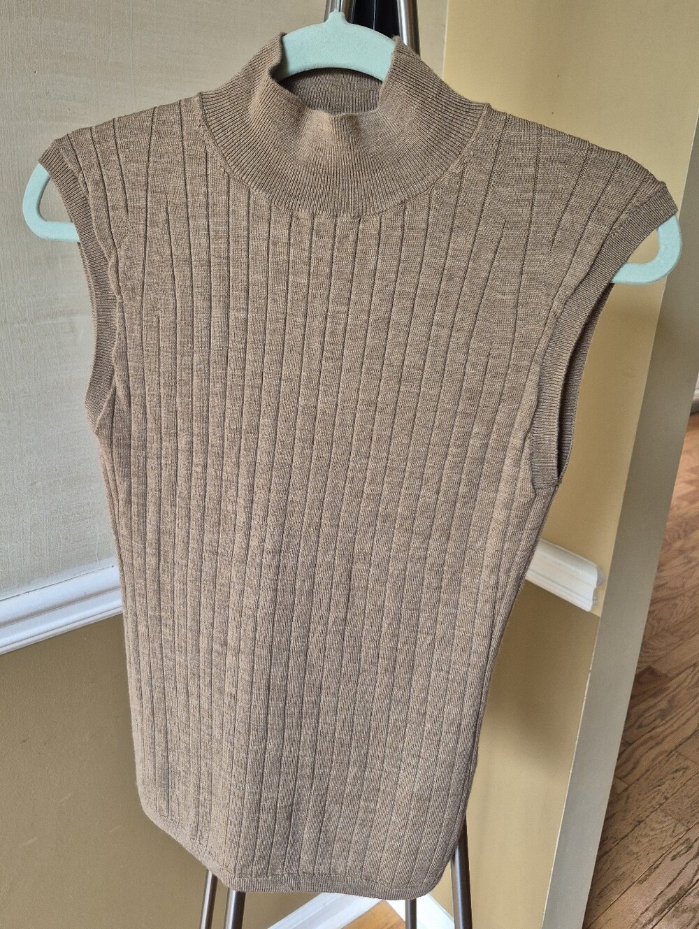 Banana Republic 100% Merino Wool Ribbed Mock Neck Sleeveless Sweater M
